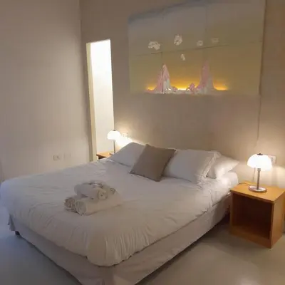 a bedroom with a large white bed with two lamps at Loft Farnese soggiorno 2 stanze 2 bagni luxury centro in Rome