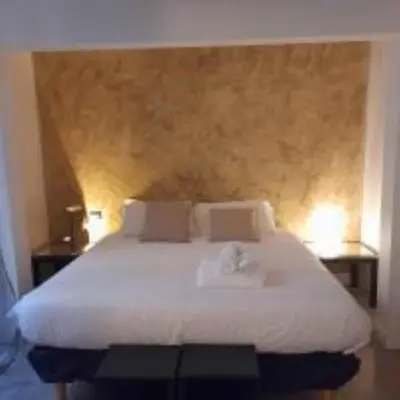 a bedroom with a large bed with white sheets at Loft Farnese luxury 3 stanze 3 bagni salotti cucina in Rome