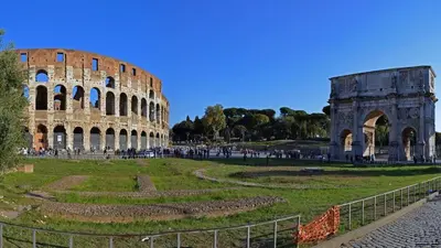 an amphitheater with the coliseum in the background at CASA DONATELLO con TERRAZZO in Rome