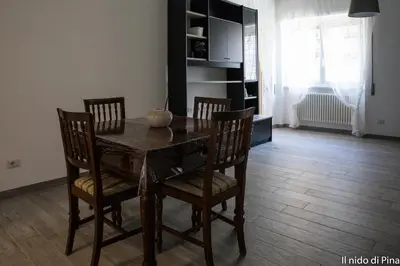 a dining room table and chairs in a room at Nido di Pina in Rome