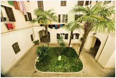 an aerial view of a building with palm trees in a courtyard at Accogliente appartamento a Testaccio in Rome
