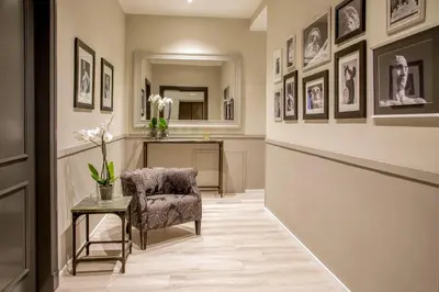 a hallway with a chair and a table at Nazionale 51 L Rooms in Rome