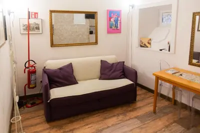 a living room with a couch and a mirror at Il Rifugio di Trastevere in Rome