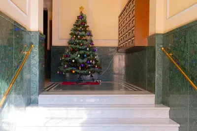 a christmas tree in a building with a staircase at Appartamento 2 in centro a Roma in Rome