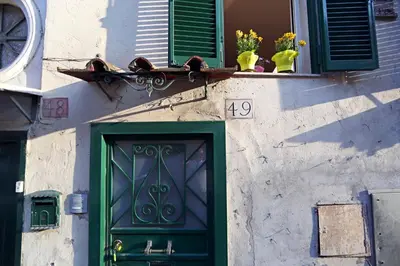 a building with a green door and a window at Lovely Maisonette Trastevere in Rome