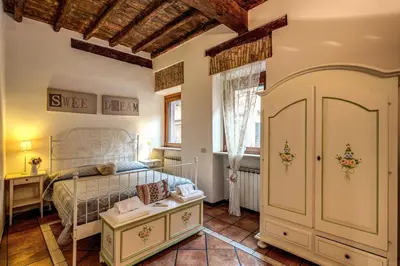 a bedroom with a bed and a table at Moro Magenta 1 Casa e Appartamento per Vacanze in Rome
