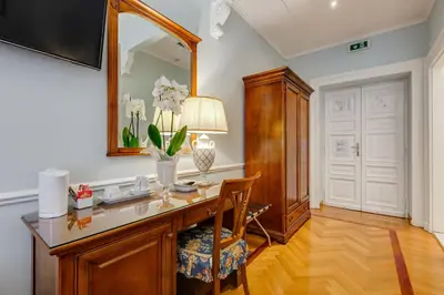 a home office with a desk and a mirror at Hotel Cellini in Rome