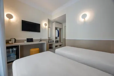 a bedroom with a bed and a room with a bedroom at Hotel Astoria Garden in Rome