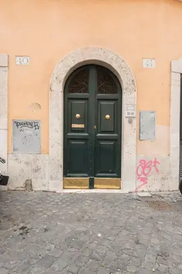 a green door on the side of a building at Campo de' Fiori appartamento via di Grotta Pinta in Rome