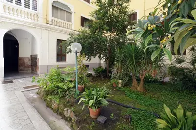 a garden with plants and a street light in front of a building at Otranto 36 in Rome